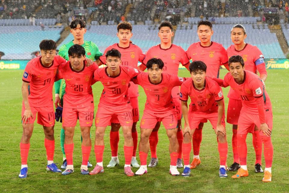 国足战喀麦隆或变阵3中卫！训练曝光防线首发：朱辰杰+4位U23红星